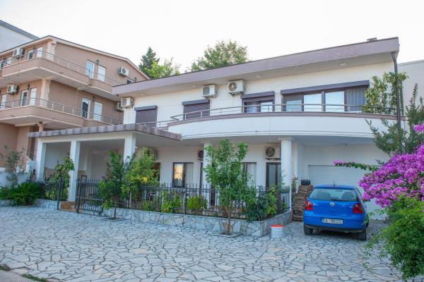 På billedet ses objektet Ami Apartments beliggende i byen Ulcinj.