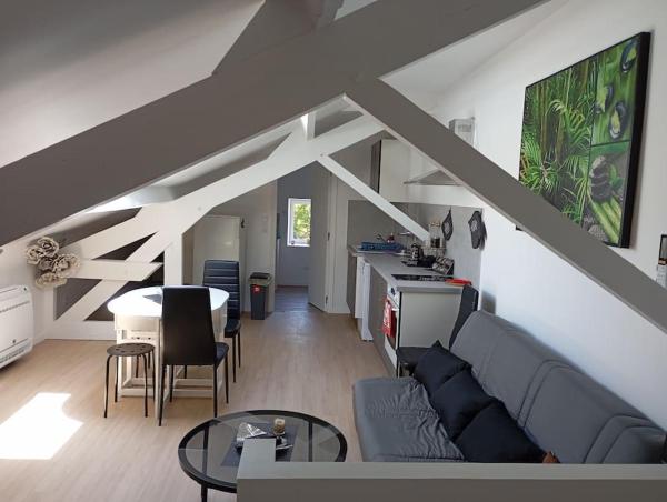 På billedet ses objektet Appartement loft 55m2 climatisé beliggende i byen Courtemanche.