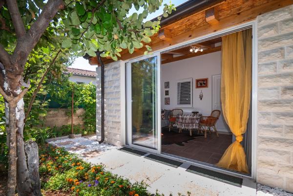 På billedet ses objektet House GARDEN beliggende i byen Srima.