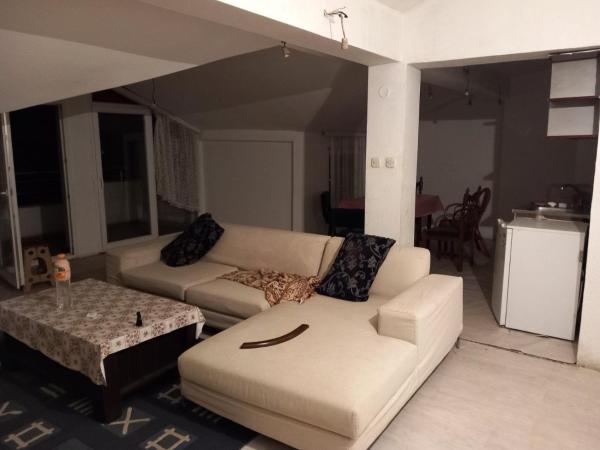Na foto é possível ver o objeto Ivory's place localizado na cidade de Dračevo.