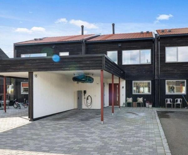 På billedet ses objektet Modern 3 bedroom house with garden and free parking for rent in Stavanger during ONS Close to the airport beliggende i byen Sola.