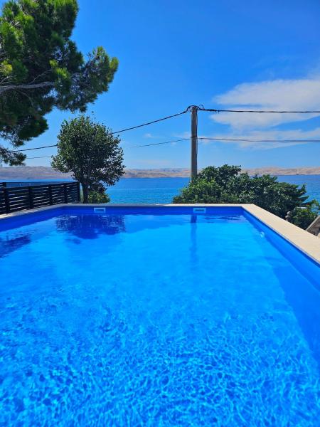 På billedet ses objektet Beachfront Apartments Baricevic with Pool beliggende i byen Cesarica.