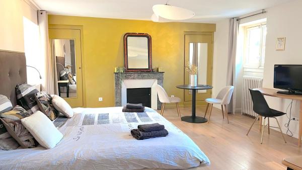 The photo shows the Suite Junior Layon - Maison Bossoreil located in the city of Angers.