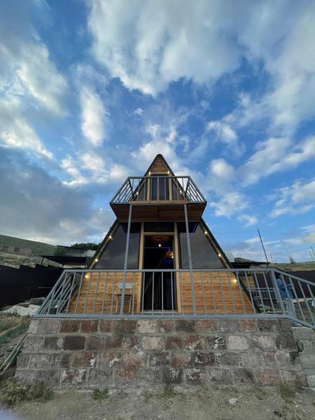 На фото показан объект Oasis Home on Lake Sevan, расположенный в городе Dzhiviskli.
