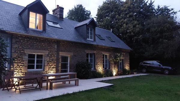 A la foto es mostra l'objecte Maison La Rivière situat a la ciutat de Le Mesnil-Gilbert.