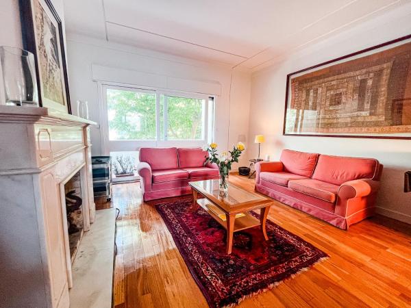 Billede 1: Spacious, Luxurious, and Charming Apartment in Premium Porto Location with PARKING