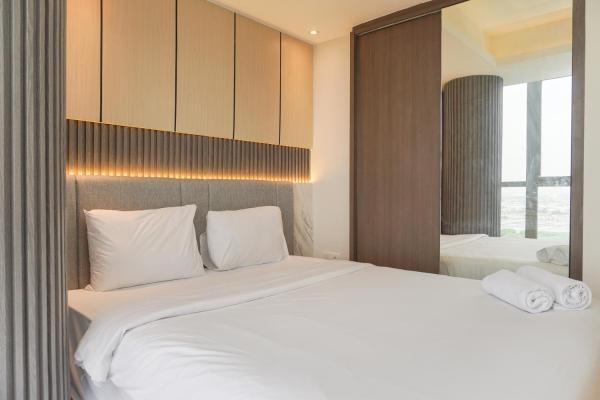 Modern Look and Comfy 2BR Gold Coast Apartment By Travelio, Dżakarta