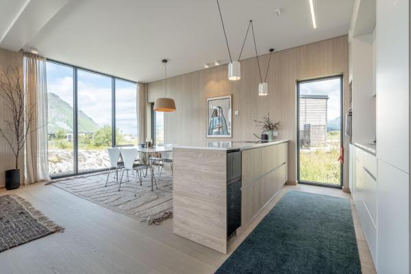 The photo shows the Beautiful lodge in Lofoten housing up to 6 guests! located in the city of Lyngværet.