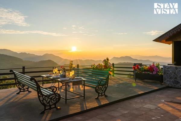 A la foto es mostra l'objecte Chalet Rushli - Free Breakfast with Valley View at Mussoorie by StayVista situat a la ciutat de Kanatal.