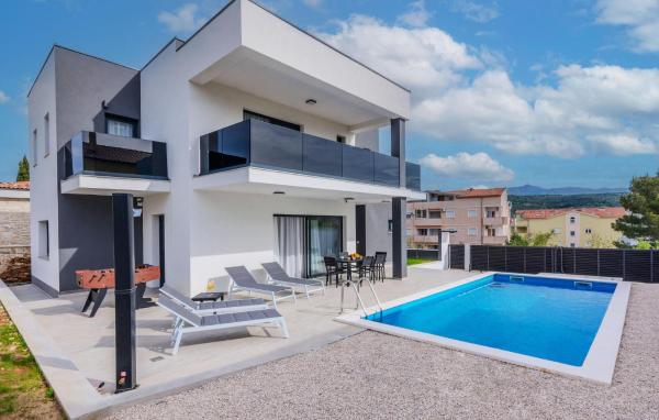 4 Bedroom Awesome Home In Posedarje - Croatia