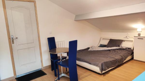 Na zdjęciu widoczny jest obiekt Charmant Studio pour une ou deux personnes położony w mieście La Courneuve.