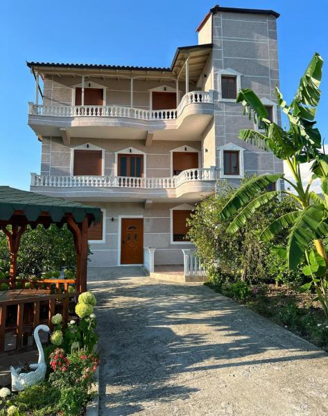写真にはUznovë市にあるVilla Maraが写っています。