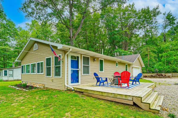 Na fotografii je vidět objekt 2 Fire Pits and Lake Access Cozy Mecosta Getaway! nacházející se ve městě Mecosta.