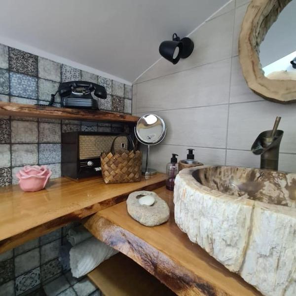 Mansarda boema, gradina de basm, Bukurešť