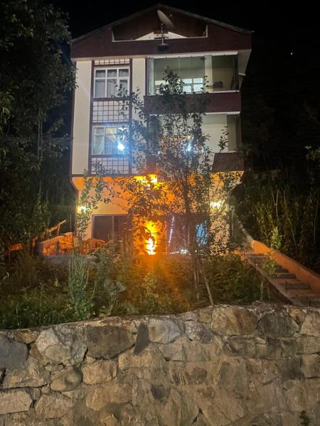 På billedet ses objektet UZUNGÖL Nehir kenarında Doğa içinde merkezi 3 yatak odalı Büyük SUİTE Daire beliggende i byen Çaykara.