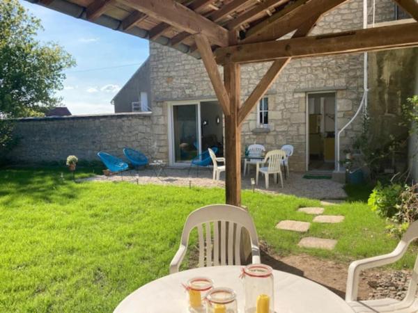 Na zdjęciu widoczny jest obiekt Carré Vintage, gîte années 50 avec jardin proche Laon położony w mieście Barenton-Bugny.