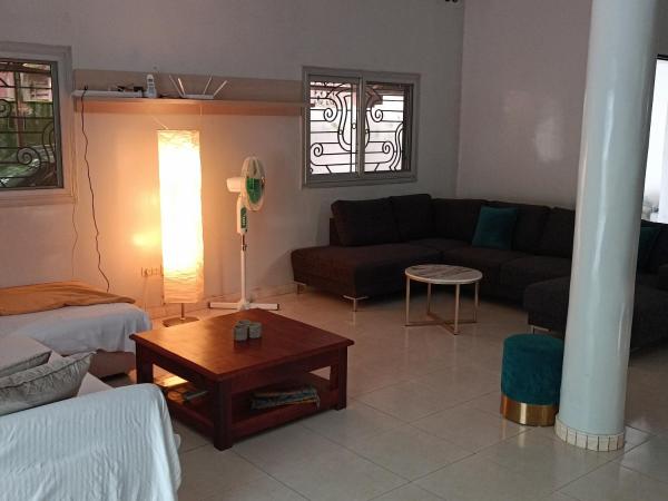 Na fotografii je vidět objekt Casa Bianca nacházející se ve městě Ziguinchor.
