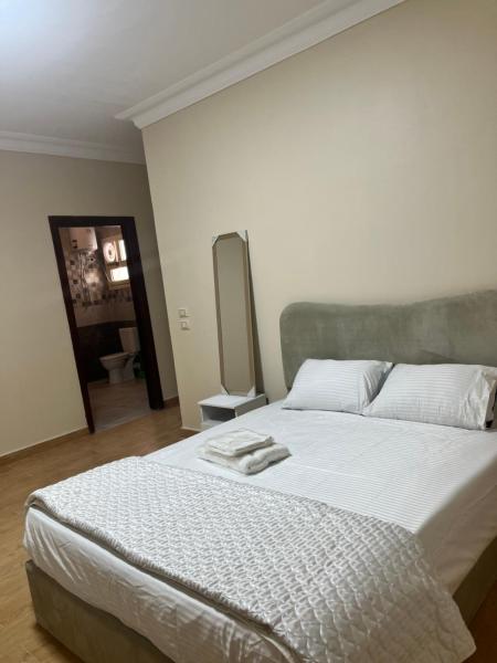 Nella foto è visibile l'oggetto 1-Bedroom with one private bathroom situato nella città di Il Cairo.