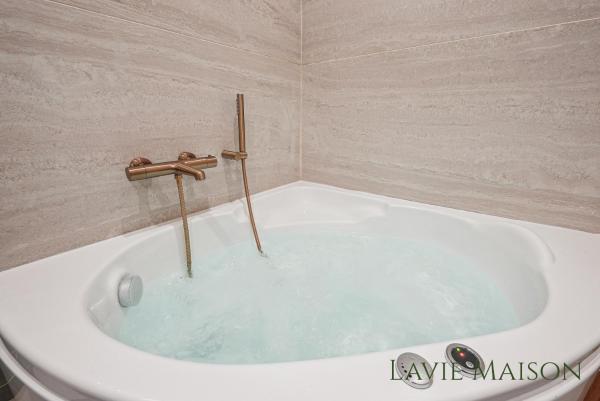 A la foto es mostra l'objecte Lavie Maison Central & Hot Tub situat a la ciutat de Bordeus.