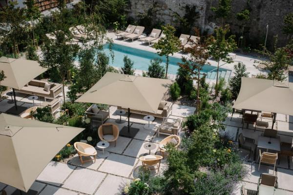 Na zdjęciu widoczny jest obiekt Hotel Rhin Garden położony w mieście Santander.
