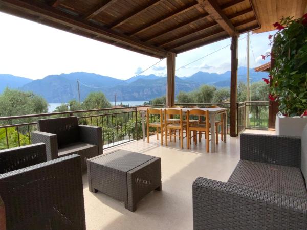 Na fotografii je vidět objekt Villa dei Limoni nacházející se ve městě Malcesine.