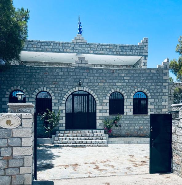 写真にはÁyios Athanásios市にあるTerra Mani stone rental apartmentsが写っています。