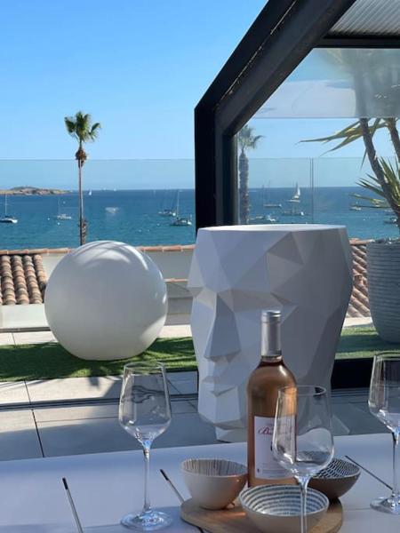Nella foto è visibile l'oggetto Appartement 3 ch vue mer O Fil de L'eau Bandol situato nella città di Bandol.