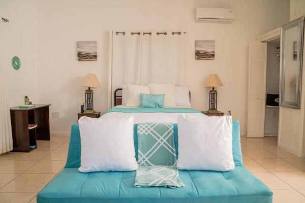 写真にはFive Cays Settlement市にあるVilla Serenity Water View Suite Sleeps 3 w Poolが写っています。
