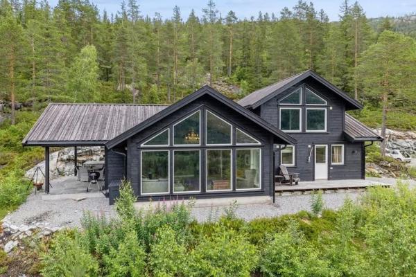На фото показан объект Nydelig hytte - Høy standard, расположенный в городе Hjartdal.
