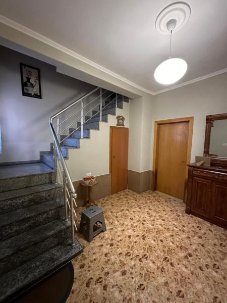 A la foto es mostra l'objecte Emys place situat a la ciutat de Shkodër.