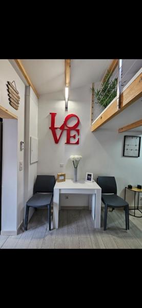 A la foto es mostra l'objecte Le Love situat a la ciutat de Arles.
