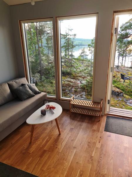 På billedet ses objektet Gäststuga Norafjärden beliggende i byen Sandöverken.