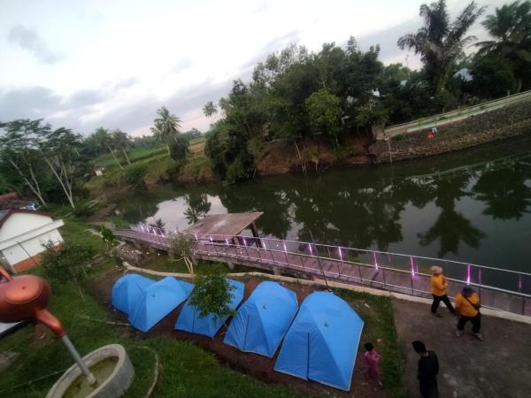 Na foto é possível ver o objeto kemah tepi danau localizado na cidade de Batukliang.
