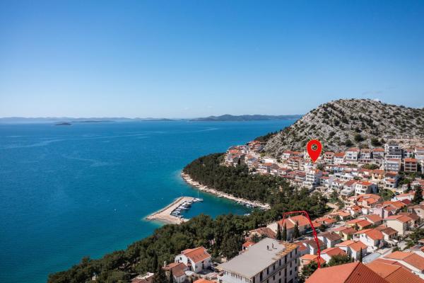 Na fotografii je vidět objekt Apartments by the sea Drage, Biograd - 23455 nacházející se ve městě Pakoštane.