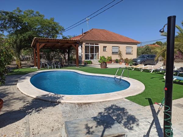 På billedet ses objektet Casa con piscina y gran arboleda. (Casa Brasil) beliggende i byen Busot.