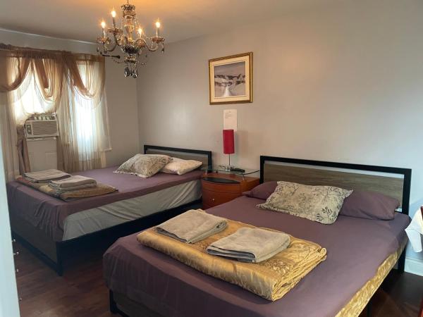 Self service small breakfast, 2 double beds private room, Montreal