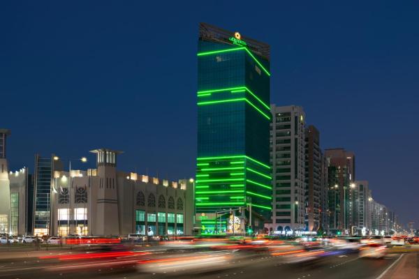 På billedet ses objektet La Quinta by Wyndham Abu Dhabi Al Wahda beliggende i byen Abu Dhabi.