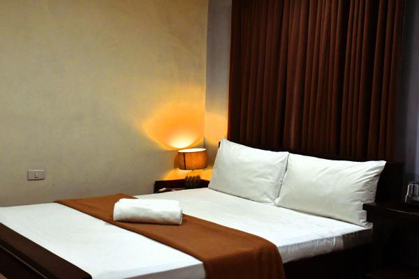 På bilden syns objektet Arzo Hotel Makati som ligger i staden Manila.