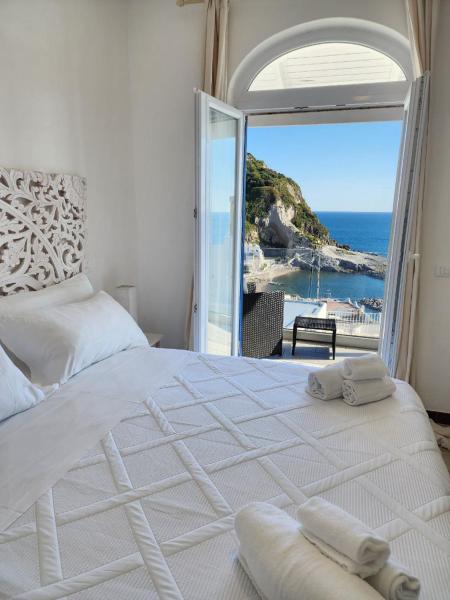 A la foto es mostra l'objecte Divina Seaside Suite Ischia situat a la ciutat de Ischia.