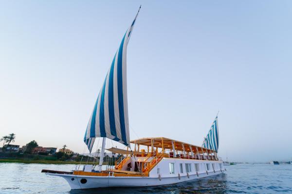På billedet ses objektet Turquoise Dahabiya , 3,4,7 nights sailing between Luxor and Aswan beliggende i byen Luxor.