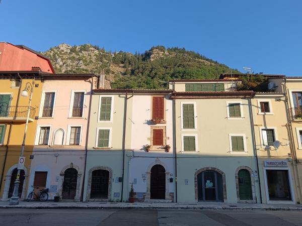 På billedet ses objektet B&B Piazza Noua 1831 beliggende i byen Pescosolido.
