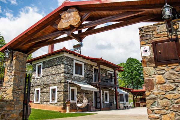 Na foto é possível ver o objeto Villa Dionisos localizado na cidade de Kariá.