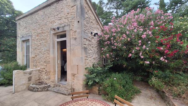 A la foto es mostra l'objecte Mazet au calme avec terrasse situat a la ciutat de Nimes.