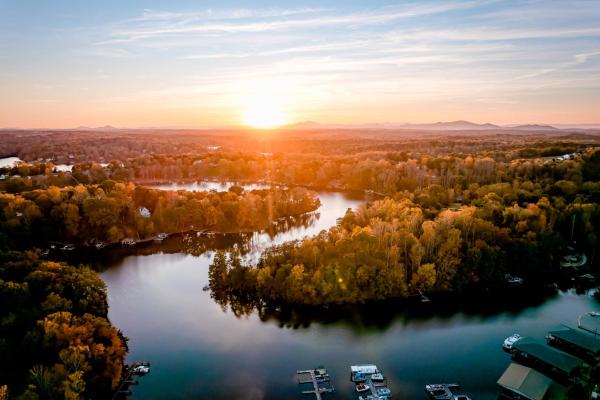 Na zdjęciu widoczny jest obiekt Halesford Harbour Resort - Smith Mountain Lake położony w mieście Moneta.