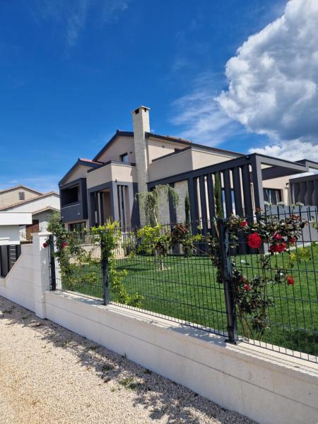 Na fotografii je vidět objekt Villa Klara nacházející se ve městě Privlaka.