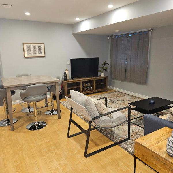 A la foto es mostra l'objecte River Valley Suite Near Downtown situat a la ciutat de Edmonton.