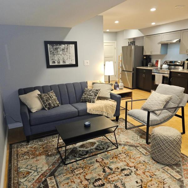 A la foto es mostra l'objecte River Valley Basement Suite Near Downtown situat a la ciutat de Edmonton.