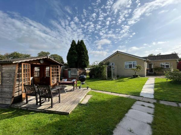 ASCENSION BUNGALOW Beautiful spacious 4 bedrooms & free parking, Bath