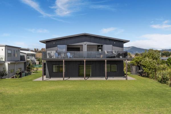 På billedet ses objektet Black Bach- Beachfront Paradise Retreat beliggende i byen Waiotahi.
