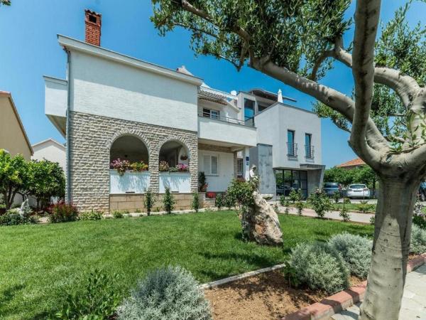 Na fotografii je vidět objekt Apartments with parking space Privlaka, Zadar - 23472 nacházející se ve městě Privlaka.